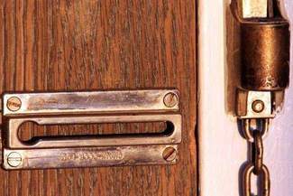 "Jesteśmy z zakładu energetycznego". Domokrążcy oszukują starszych ludzi