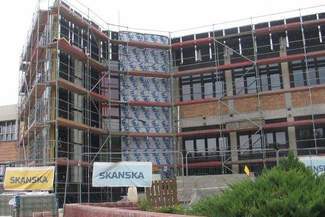 Ma być nowocześnie, przestronnie i kolorowo. Trwa budowa siedziby biblioteki w Chełmie