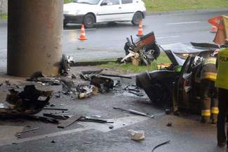 Ul. Diamentowa: BMW uderzyło w wiadukt. Zginął pasażer (zdjęcia)