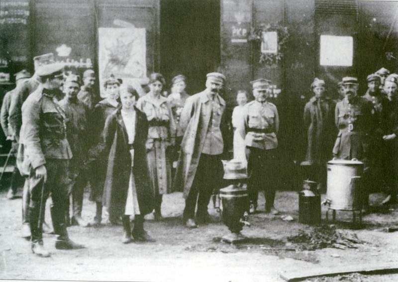 Józef Piłsudski z dowódcą 4. Armii gen. Leonardem Skierskim podczas przeglądu Grupy Uderzeniowej, Dęblin 13-15 VIII 1920 r. ( Z: J. L. ENGLERT, G. NOWIK, MARSZAŁEK JÓZEF PIŁSU)