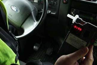 Kierowca miał 4 promile. Chciał przekupić policjantów