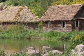 Większość zdjęć
 - ok. 70 procent - powstanie w Muzeum Wsi Lubelskiej. Na terenie skansenu powstało siedem wybudowanych od podstaw obiektów: drewniane chałupy, gliniana chata, urząd, jest też fasada budynku. Ekipa rozpocznie tu prace na początku października. Ze względu na konieczności uchwycenia wszystkich pór roku ich realizacja potrwa do lata 2015 roku. Na koniec część scenografii zostanie spalona. Na Lubelszczyźnie zostanie też nakręcona część plenerów (Wojciech Nieśpiałowski)