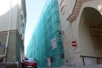 Była szara, jest zielona, będzie&#8230; beżowa. Ulica Jezuicka zyska nową elewację