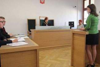 Poseł z Biłgoraja na sali sądowej i na plakatach