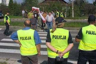 Krasnystaw: Plantatorzy protestowali na krajowej "17". Były transparenty, kosy i miecz