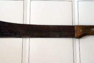 Rzucił się na kolegę z maczetą. Trafił go w kark