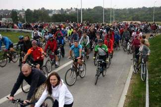 Kilkuset rowerzystów przejechało nowym odcinkiem S17