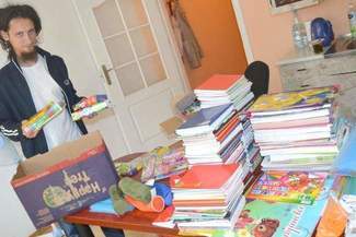 Zebrał piórniki i zawiózł na Madagaskar