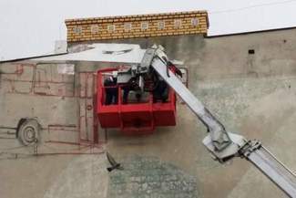 Nowy mural powstaje na kamienicy w centrum Lublina