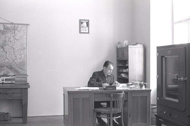 S. Bawolski podczas pracy w gabinecie instytutu puławskiego, ok. 1956 r.