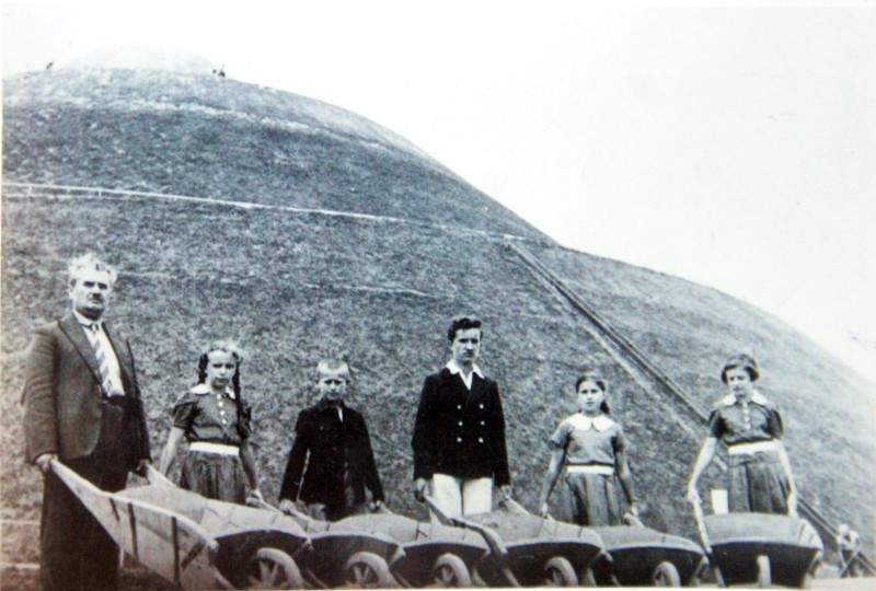 Delegacja z Puław w czasie prac przy kopcu Marszałka Piłsudskiego. Pierwszy z lewej Józef Kołodziej (Ze zbiorów Mikołaja Spóza i Roberta Ocha)