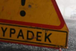 Puściły hamulce w walcu drogowym. Stoczył się na busa