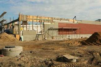 Centrum ogrodnicze, czy Biedronka? Tajemnicza budowa niepokoi handlowców