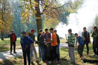 Młodzież spaliła szkodnika  w parku