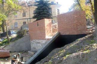 Chełm: Zaniedbana skarpa zamienia się w skwer