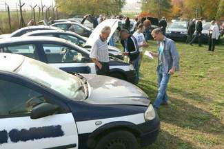 Sprzedają stare radiowozy. Chętnych nie brakuje. "Będę podrywać na niego dziewczyny"