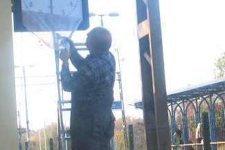 Kolejarze wyremontowali dworzec, ale zapomnieli o zegarze