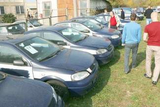 Policja sprzedaje auta: Kto kupuje stare radiowozy?