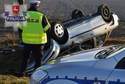 Opel wypadł z drogi i koziołkował. Jedna osoba nie żyje