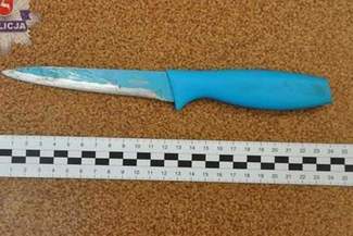 Chwycił nóż kuchenny i rzucił się na policjantów. Zniszczył im mundury