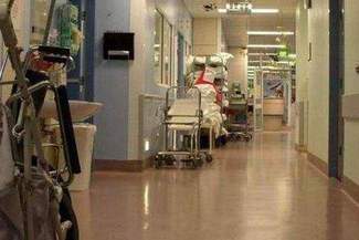 Martwy pacjent znaleziony w ubikacji szpitalnej. Co było przyczyną śmierci?