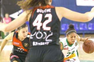 Koszykarki Pszczółki AZS UMCS Lublin ograły w hali MOSiR Widzew Łódź 70:53. Statuetka dla sponsora