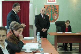 Był tylko jeden kandydat na wójta a i tak przegrał. Radni wybrali sami