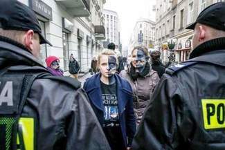 Święta, karpie i mandaty. Policjanci pomogą rybom?