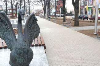 Pomnik łabędzia, przestrzeń S.O.W.A. Park Solidarności w Biłgoraju po remoncie