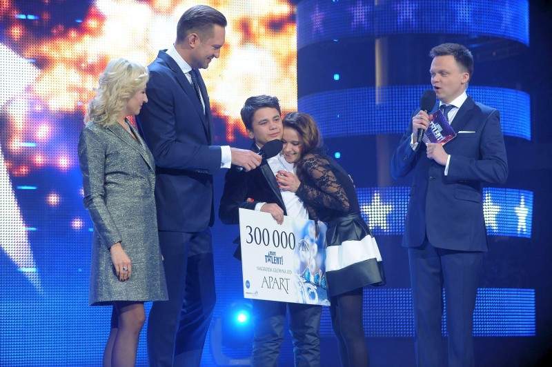 Główną nagrodą w programie "Mam Talent” było 300 tysięcy złotych. Na scenie gratulowała mu siostra i prowadzący Szymon Hołownia i Marcin Prokop (TVN/Cezary Piwowarski)