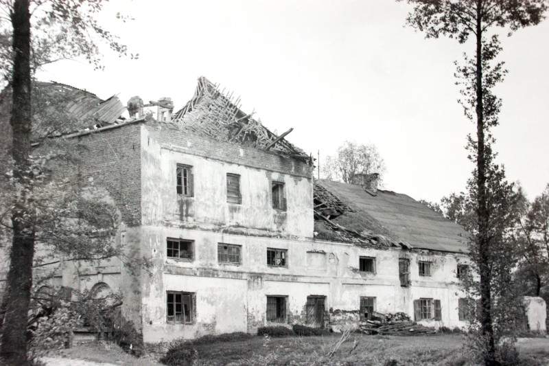 Ruiny papierni w Celejowie prowadzonej przez dwóch Anglików (Ze zbiorów Mikołaja Spóza i Roberta Ocha)
