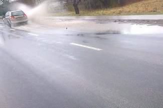 Deszcz obnażył fuszerkę na niedawno wyremontowanej drodze