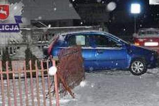 Samochód wjechał w pieszych stojących przy drodze