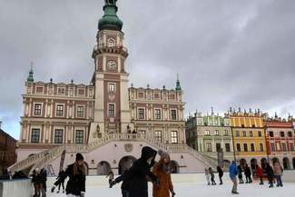 Na Rynku Wielkim w Zamościu kręcą piruety