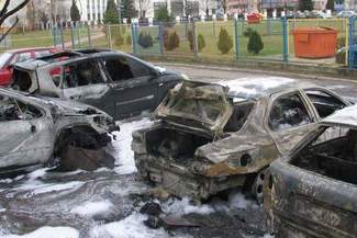 Spłonęło pięć samochodów. Dwa auta same ruszyły (zdjęcia)