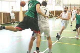 Seniorzy też grają w kosza. I to jak! Ruszyła Liga Maxi (wideo)