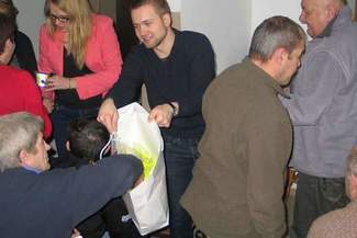 Samochód potrącił bezdomnego. Firma rozdała odblaski