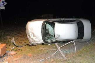 Pijany mężczyzna zabrał cudzy samochód, rozbił go i uciekł