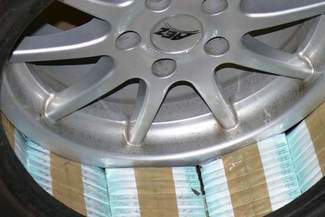 Papierosy w kole, komorze silnika i skrzyni biegów. Celnicy nie dali się oszukać