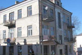 Kamienica zrzuca tynk na przechodniów