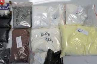 Jeden robił petardy, drugi połknął konopie