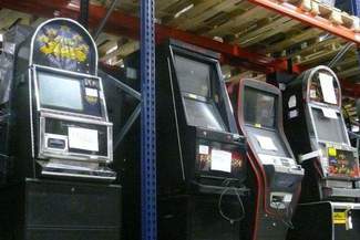 Celnicy przejęli 8 nielegalnych automatów do gier