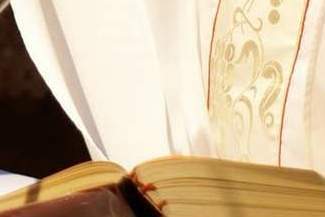 Ksiądz podejrzewany o molestowanie dzieci nadal uczy. "Nie wolno przesądzać o winie"