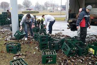 Wypadek ciężarówki z piwem na al. Andersa. Potłuczone butelki na ulicy