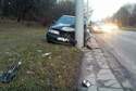 Wypadek na ul. Głębokiej. Nissan uderzył w słup