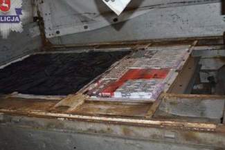 Ukrył papierosy w podłodze samochodu dostawczego