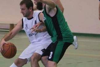 Trafił do kosza z połowy, a jego zespół wygrał! (wideo)