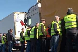 Tiry paraliżowały ruch na drogach. Czego domagają się transportowcy?