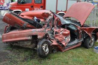 Zderzenie opla z ciężarówką. Jedna osoba w szpitalu. Zderzenie opla z ciężarówką. Jedna osoba w szpitalu. 