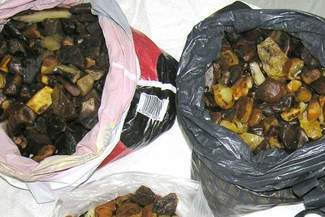 Chcieli przemycić bursztyn w butelkach z piwem